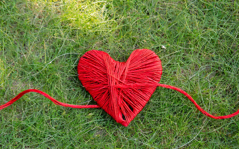 赤い糸でできたハート