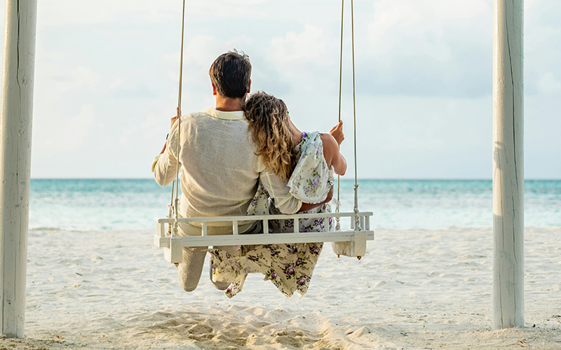 一緒にブランコに乗るカップル