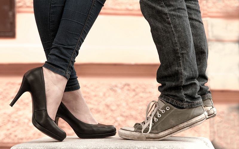 Omiaiで結ばれた二人の足元画像