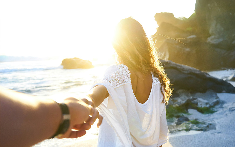 浜辺を歩く男女