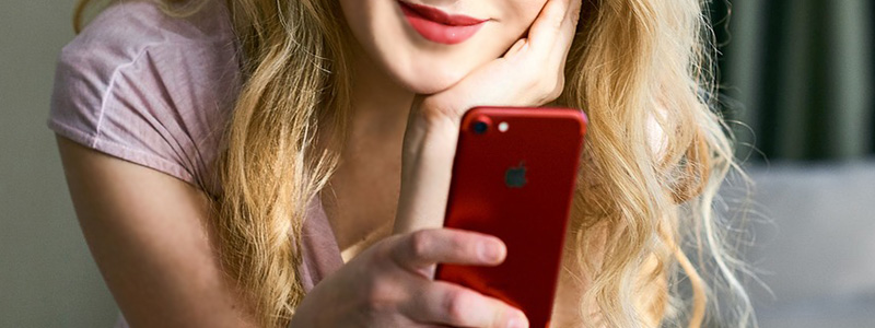 プロフィールを眺める女性