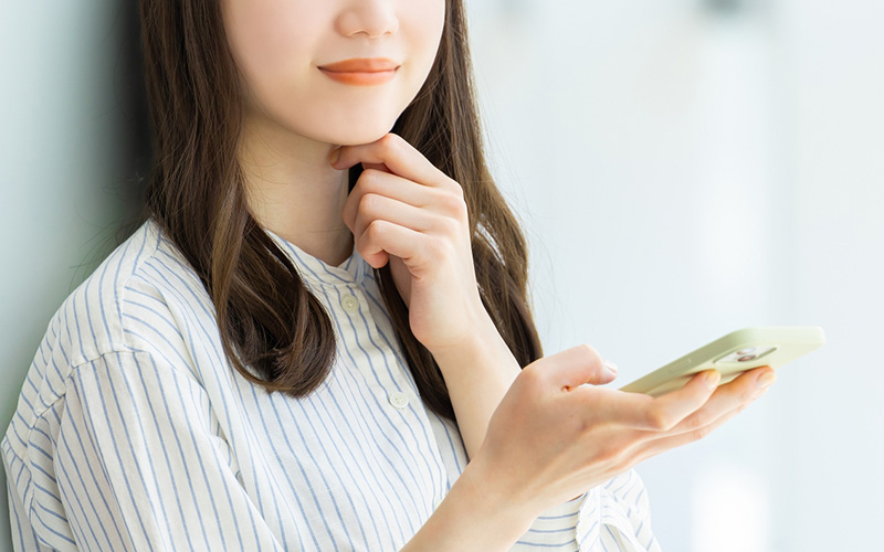 マッチングアプリを使う女性